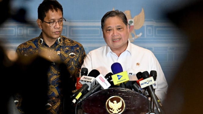 69021a7d68a8d-menko-bidang-perekonomian-airlangga-hartarto-di-kompleks-istana-kepresidenan_665_374.j.jpeg