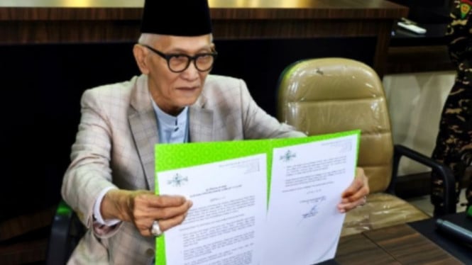 692aec4953dcd-rais-aam-pbnu-miftachul-ahyar-menunjukkan-hasil-rapat-internal-pecat-gus-yahya_665_374.jpeg