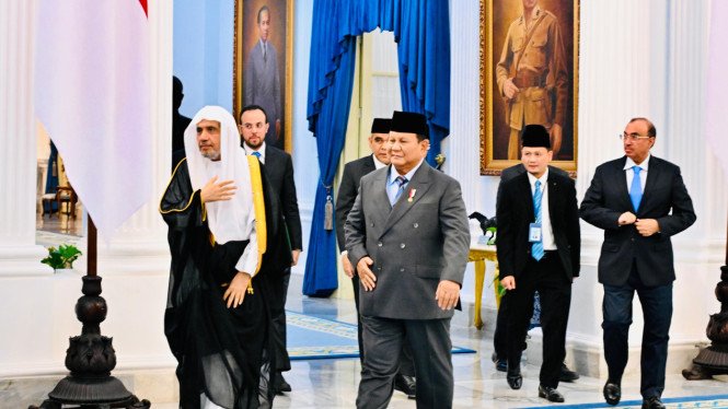 69315468a2ed2-prabowo-terima-kunjungan-sekjen-liga-muslim-dunia-syekh-muhammad_665_374.jpg