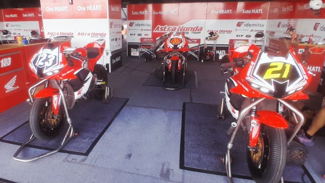 6932cd76d2409-tiga-motor-seri-cbr-ketiga-pembalap-astra-honda-racing-team-ahrt_665_374.jpg