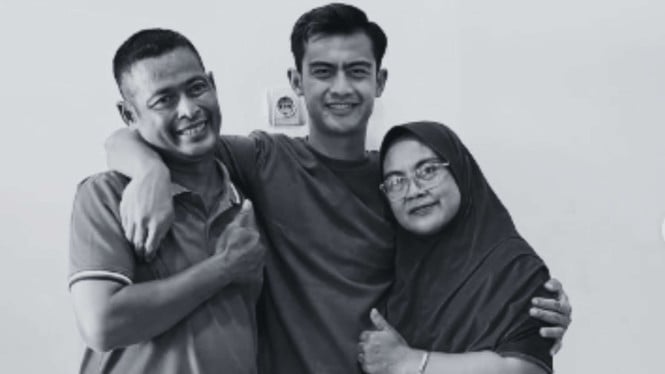 69363fd8a855d-pratama-arhan-bersama-ayah-dan-ibunya_665_374.jpg