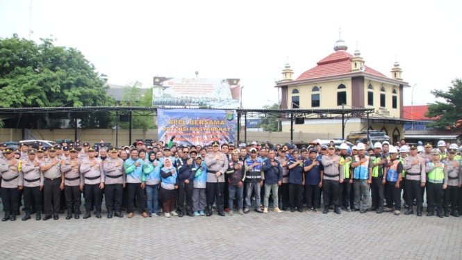 69396013e75be-kapolres-pelabuhan-tanjung-priok-akbp-martuasah-tobing-menggelar-apel-gabungan_665_374.jpeg
