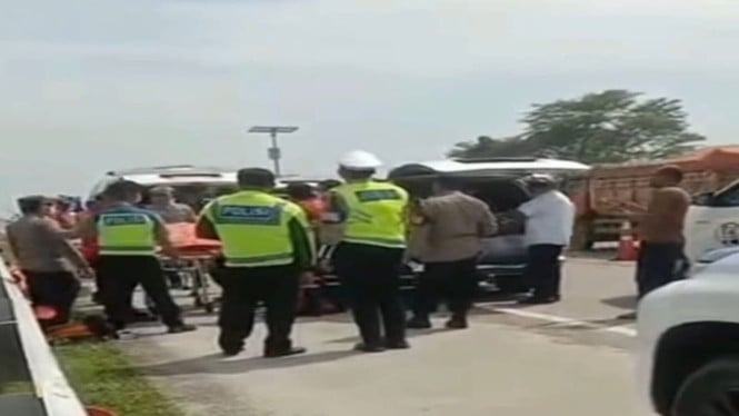 693b96544ee22-polisi-sedang-melakukan-proses-evakuasi-korban-tewas-di-dalam-mobil-di-tol-tegal_665_3.jpeg