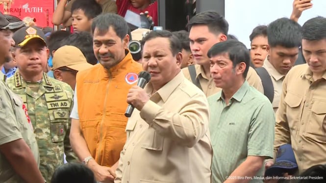 693ba9ce469e0-presiden-ri-prabowo-subianto-saat-meninjau-posko-pengungsian-di-aceh-tamiang_665_374.j.jpeg