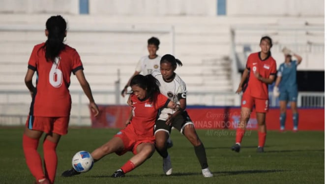 693e40e5add51-kapten-timnas-putri-indonesia-gea-yumanda-saat-melawan-singapura_665_374.png