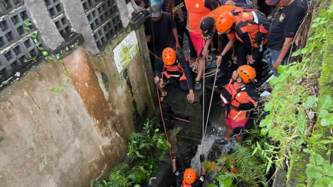 693e8a9034bb6-petugas-evakuasi-wna-diduga-korban-tersesret-banjir-di-kuta-utara-badung-bali_665_374.jpeg