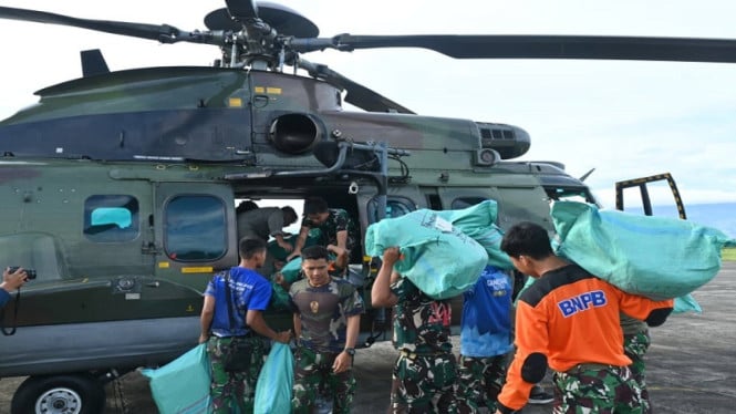 6942db1a63e80-helikopter-caracal-tni-au-mendaratkan-bantuan-di-aceh-tengah_665_374.jpg