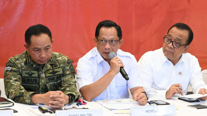 6944f8c76fcfa-mendagri-tito-karnavian-tengah_665_374.jpg