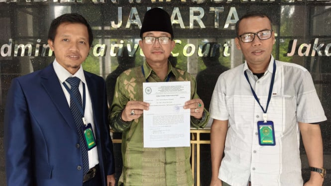 6945729fe18b1-anggota-tim-hukum-pb-ika-pmii-afriendi-sikumbang-kanan_665_374.jpg