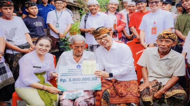 6947ef2702ba6-penghargaan-secara-simbolis-kepada-aa-made-puger-lansia-berumur-103-tahun_665_374.jpg