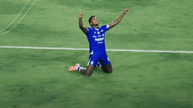 694810fc4caa9-pemain-persib-bandung-ramon-tanque_665_374.jpg