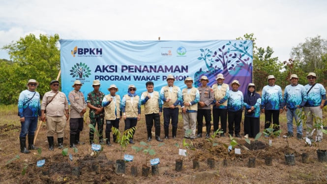 694811e5b1653-bpkh-tanam-gelar-program-wakaf-pohon-di-gunung-kidul-yogyakarta_665_374.jpg