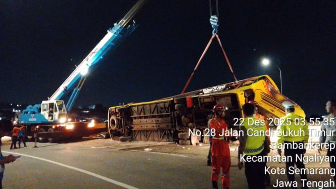 6948abcba3d6e-kecelakaan-bus-terguling-di-tol-semarang_665_374.jpg