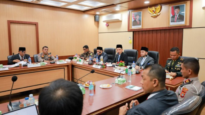 6948c10189779-bupati-aceh-barat-tarmizi-saat-memimpin-rapat-forkompimda_665_374.jpeg