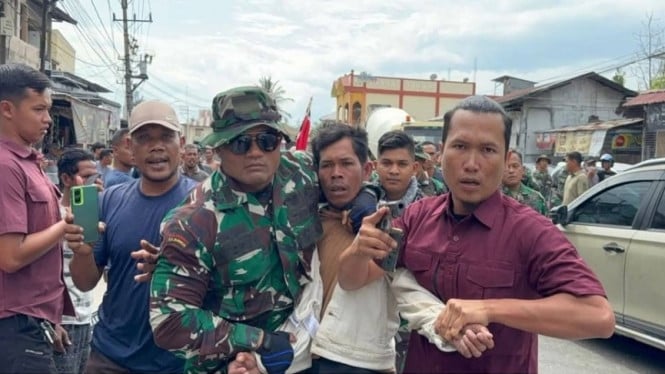 694d302b4c8e7-tni-tangkap-oknum-massa-aksi-gam-bersenjata-di-lhokseumawe_665_374.jpg