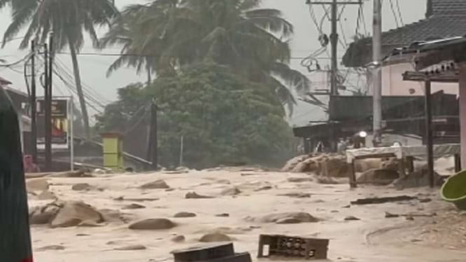 694d55151c3f2-banjir-bandang-kembali-menerjang-nagari-maninjau-tanjung-raya-kabupaten-agam_665_374.j.jpeg