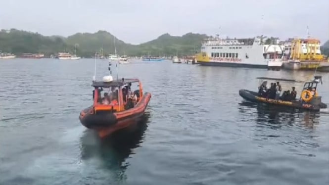 694f72a581f4a-tim-sar-melakukan-pencarian-wna-korban-kapal-tenggelam-di-pulau-padar-komodo_665_374.j.jpeg