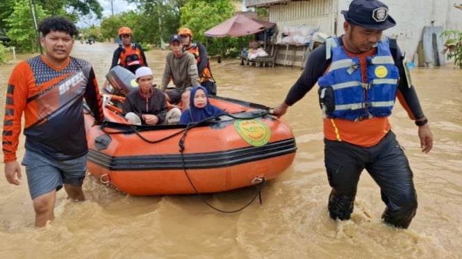 694fff523fd2e-petugas-mengevakuasi-beberapa-warga-yang-terdampak-banjir-di-desa-pariangan_665_374.jp_.jpeg
