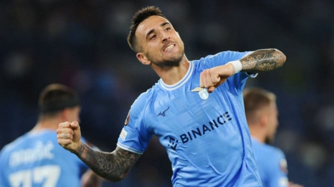 695075bc7d7f3-pemain-lazio-matias-vecino_665_374.jpg