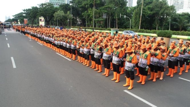 69533120af8a4-dlh-dki-jakarta-siagakan-ribuan-personel-bersihkan-sampah-saat-malam-tahun-baru_665_37.jpeg