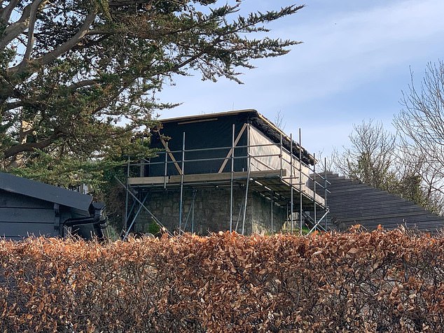 96440491-15402175-Angry_neighbours_of_a_luxurious_5_000_a_week_Airbnb_retreat_have-a-4_1766254258738.jpeg