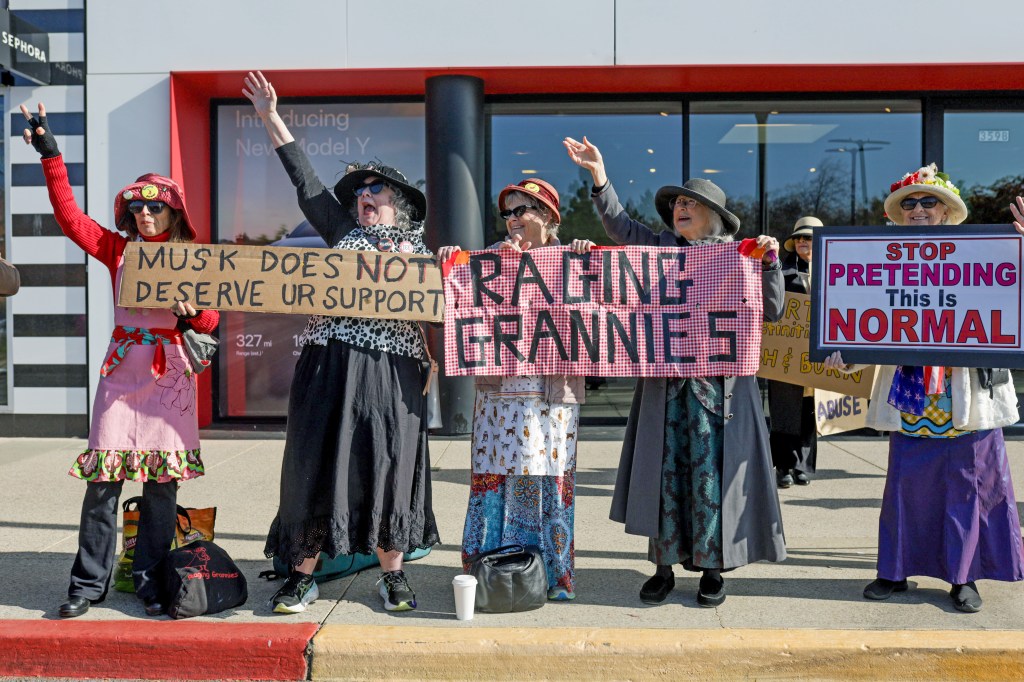 SJM-L-RAGINGGRANNIES-1213-1.jpg