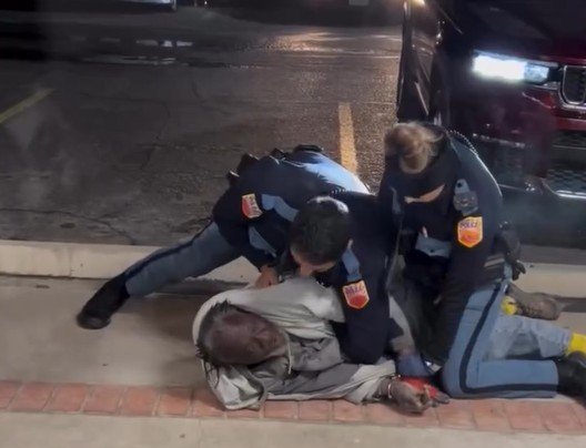 La acción del barbero de El Paso terminó en un video de arresto viral