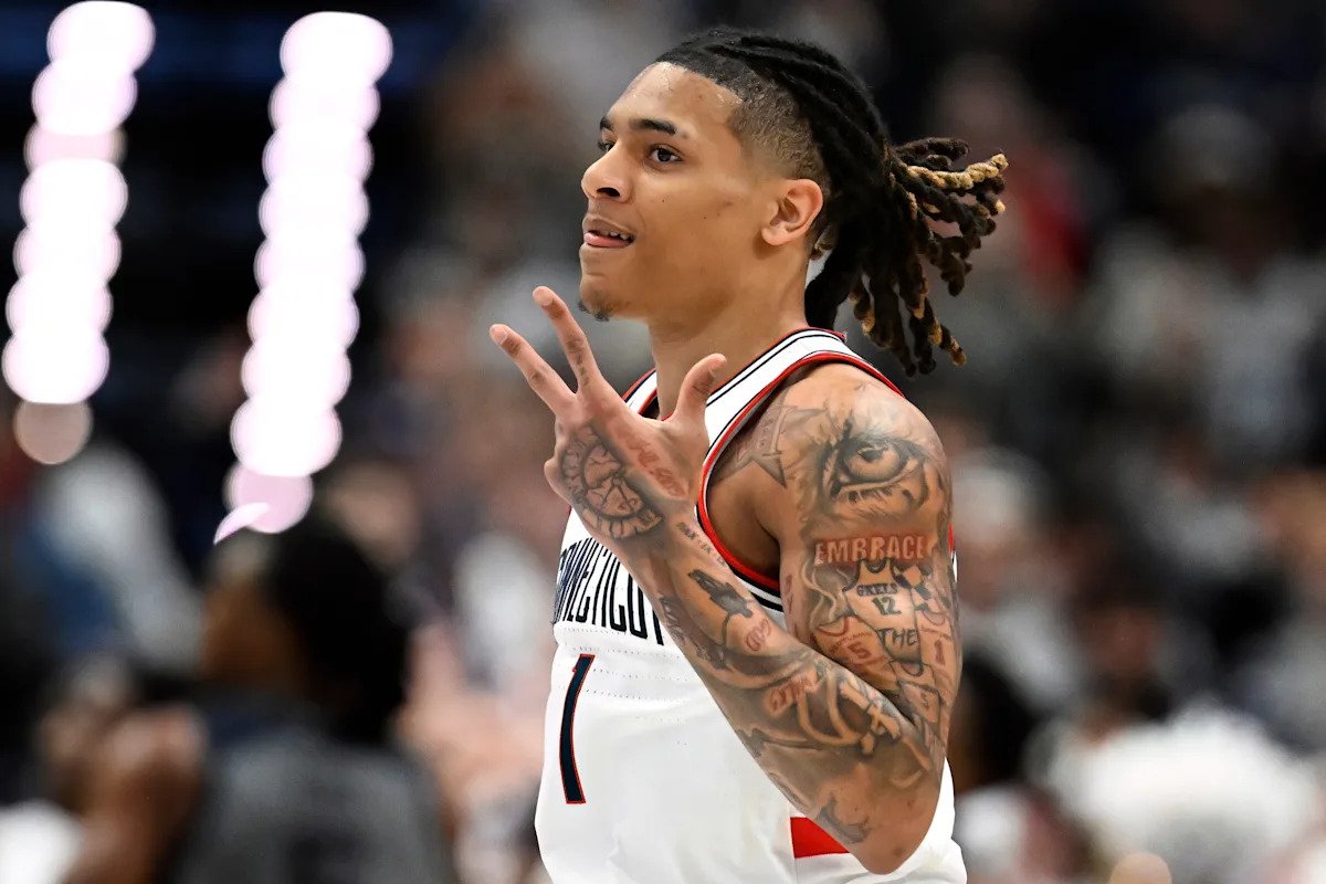 Solo Ball anotó 26, la mayor cantidad de su carrera, para ayudar a los Huskies a vencer a Butler 79-60 en el primer partido del Big East.