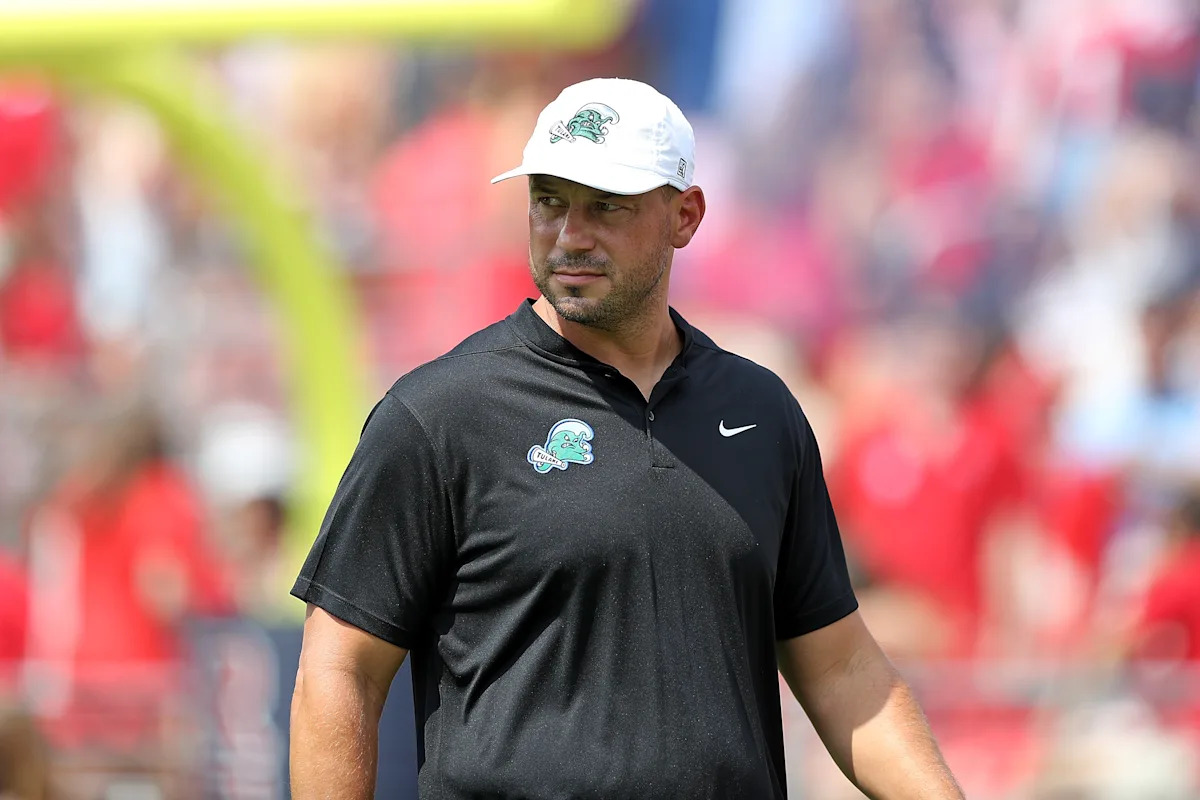 Florida contrató a John Sumrall; Sumrall entrenará el resto de la temporada 2025 de Tulane