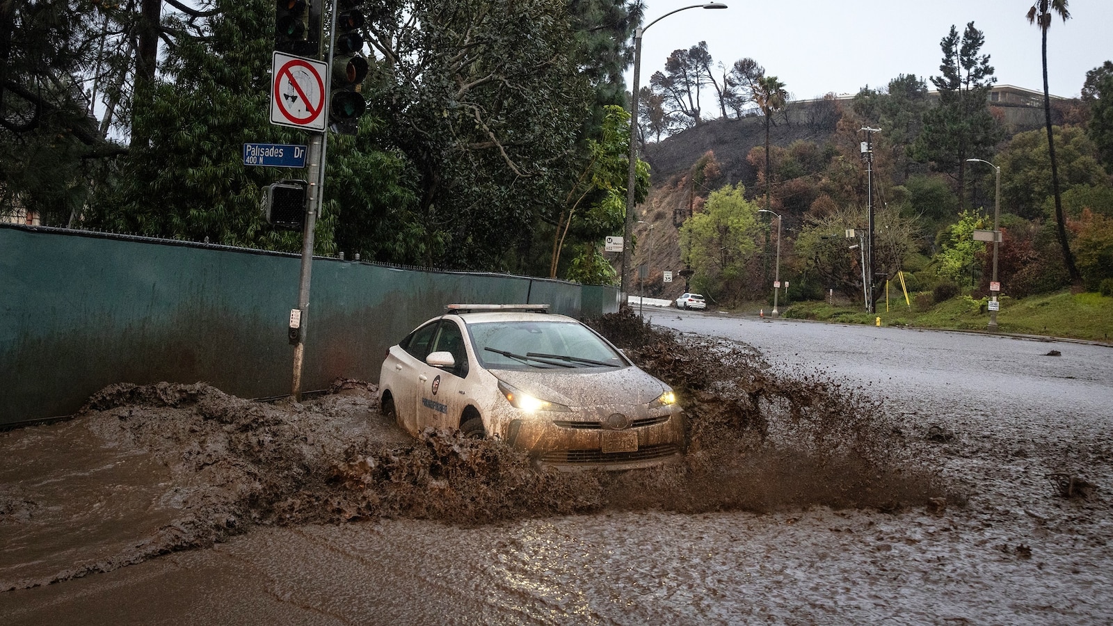 los-angeles-flooding-gty-jt-251223_1766523428317_hpMain_16x9.jpg