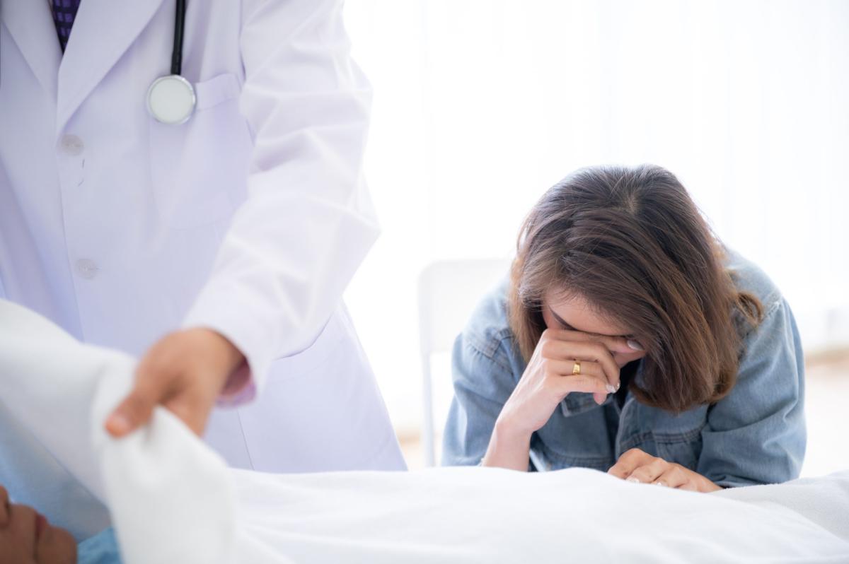 old-senior-man-dying-patient-114935957-e1765557660528.jpg
