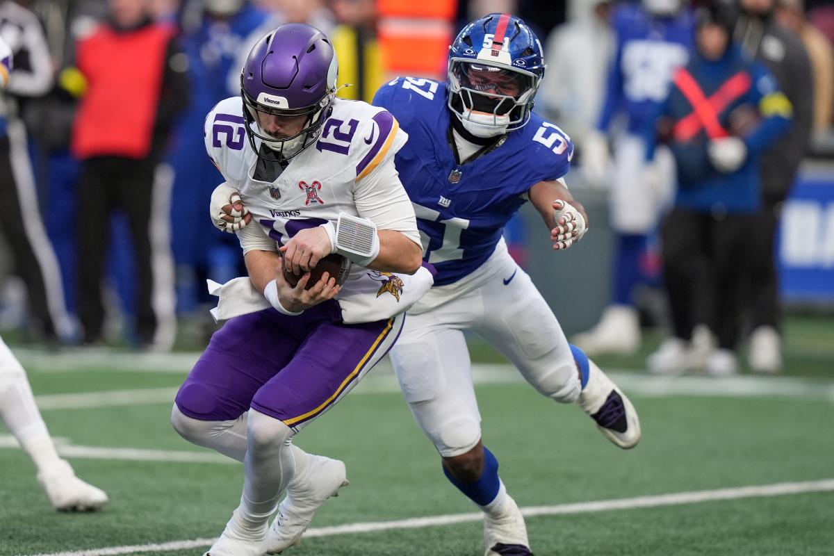 sacks-minnesota-vikings-quarterback-max-117713641.jpg