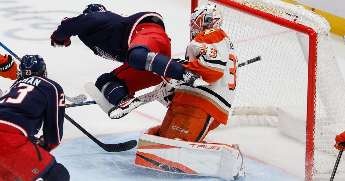 Los Ducks perdieron ante los Blue Jackets en tiempo extra