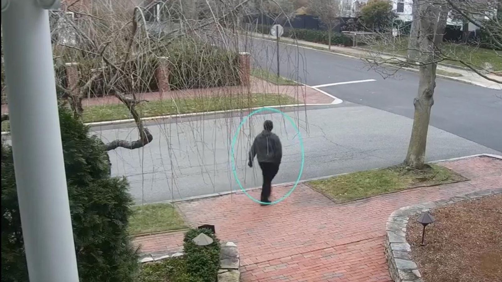 Mientras continúa la búsqueda, los investigadores han publicado un vídeo adicional del posible pistolero de Brown.