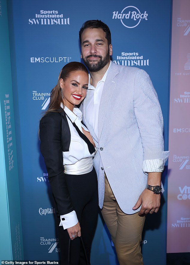 103618967-15440489-SI_Swimsuit_model_Haley_Kalil_revealed_that_intimacy_issues_led_-a-8_176774858013.jpeg