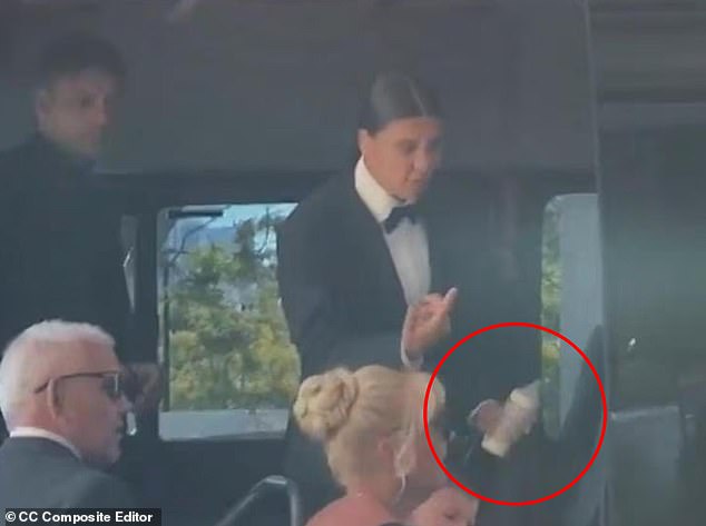 Una conmovedora imagen de la boda de Sam Kerr muestra su mayor prioridad cuando se casó con la estrella de Matildas, Christy Mavis.
