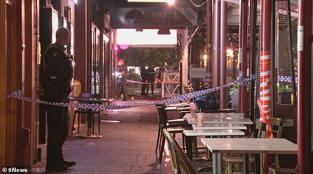 Una banda con cuchillos atacó a dos hombres en una bulliciosa zona en medio de una ofensiva de Nochevieja contra los australianos: casi 40 arrestados solo en una ciudad.