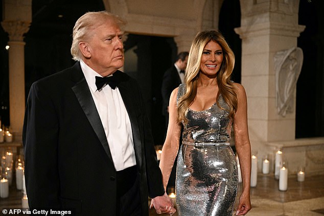 Melania Trump sorprende cuando llega a la deslumbrante fiesta MAGA con su esposo Donald… El presidente revela la resolución de Año Nuevo pero se niega a responder una pregunta tensa