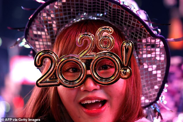 ¡Que venga el 2026! Times Square recibe el Año Nuevo con una celebración llena de confeti mientras la bola cae en una noche glacial y los fuegos artificiales iluminan los cielos de todo Estados Unidos.