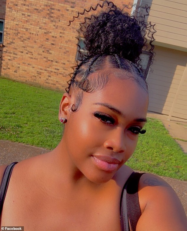 105618793-15475427-Jasmine_Moss_is_facing_charges_of_child_neglect_after_posting_vi-a-4_176877877018.jpeg