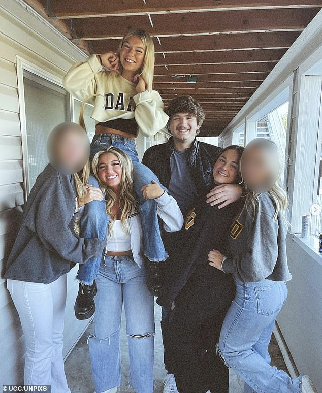 105712429-15489297-Ethan_Chapin_20_a_freshman_from_Mount_Vernon_Wash_Kaylee_Goncalv-a-24_17692040705.jpeg