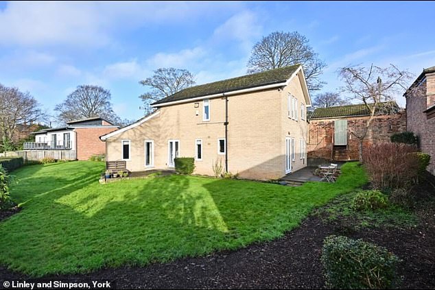 ¿La casa más cara del país? Un exdirector fue objeto de burlas después de poner a la venta su modesta casa en York por £1,1 millones
