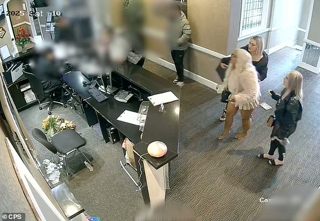 El impactante momento en que tres mujeres borrachas irrumpieron en el vestíbulo de un hotel y escupieron a una recepcionista horrorizada