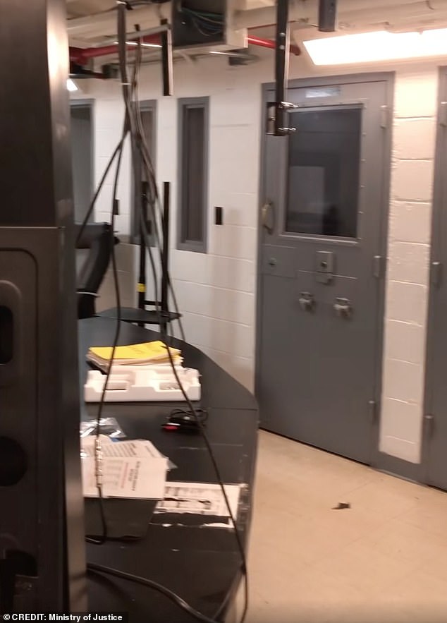 Un nuevo video muestra a los guardias de prisión ocupándose tranquilamente de sus asuntos apenas 30 minutos después de que Jeffrey Epstein fuera encontrado muerto en su celda.