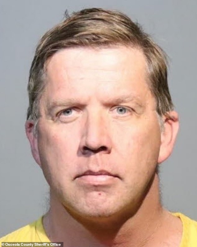 Un anfitrión de Airbnb ha sido arrestado por caminar desnudo en un resort de Florida y tener relaciones sexuales con una aspiradora.