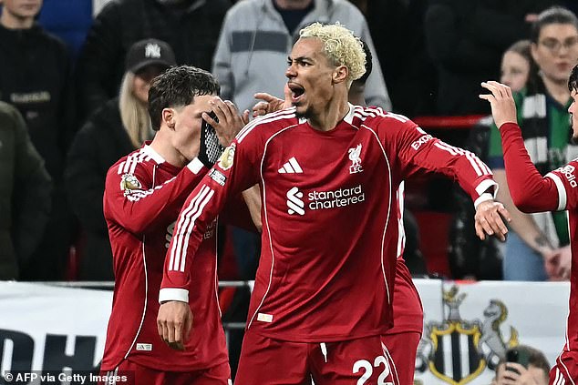 Steven Gerrard compara a Hugo Ekitke con la ex estrella ‘mortal’ del Liverpool tras el doblete del delantero contra el Newcastle