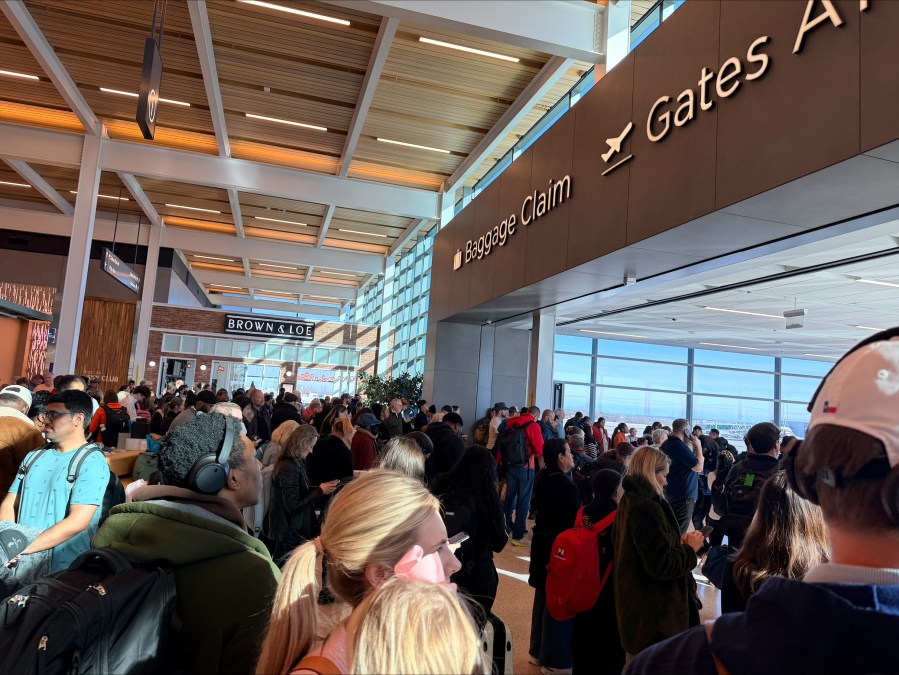 La esclusa se construyó en el aeropuerto internacional de Kansas City después de la evacuación; Las autoridades dicen que no hay amenaza.