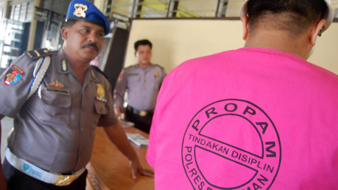 152493_polisi-bolos-seminggu-dihukum-propam-pakai-baju-pink-jaga-kantor_665_374.jpg