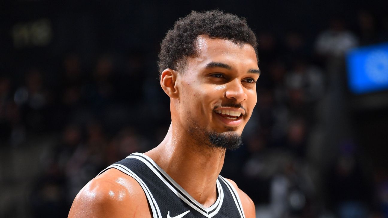 Wembanyama de los Spurs está fuera de la cancha después de una lesión tardía contra los Knicks