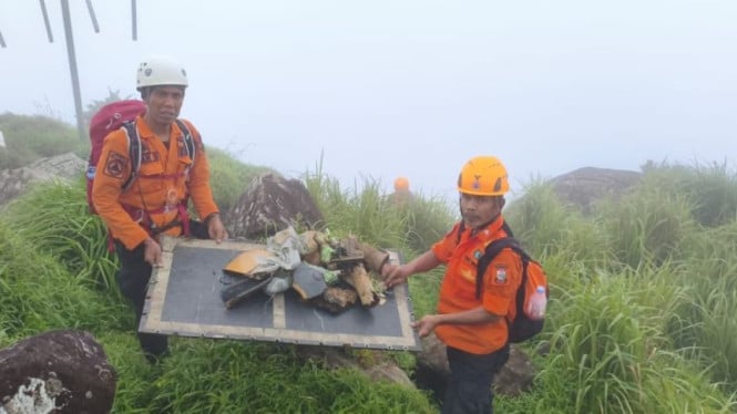 1768764452_696c4408f39c3-tim-sar-gabungan-menunjukkan-serpihan-pesawat-atr-yang-hilang-kontak_665_374.jpeg